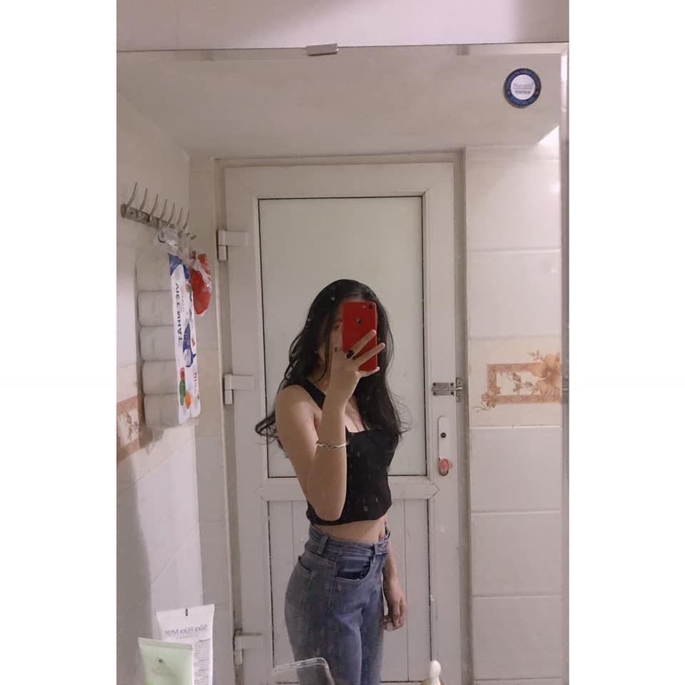 Cô gái ẩn mặt trong bức ảnh chụp trước gương có khuôn mặt xinh đẹp By <a href=