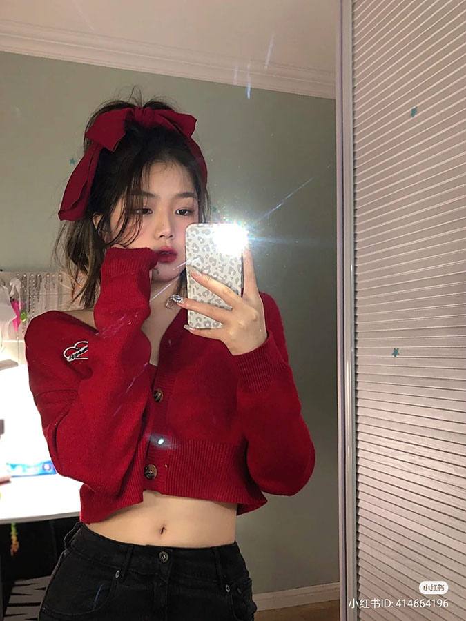 Bức ảnh cô gái chụp trước gương, che đi khuôn mặt xinh đẹp By <a href=