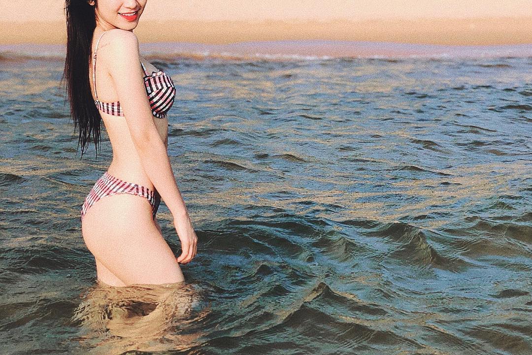 Hình dáng Hòa Minzy mặc bikini <a href=