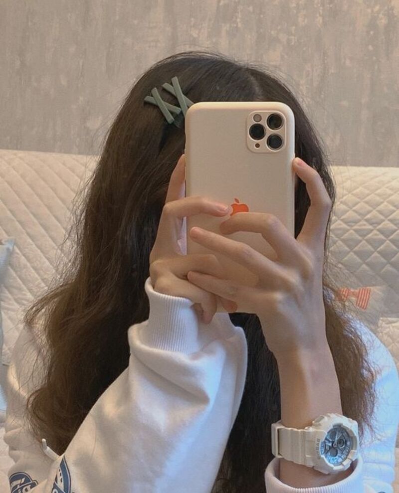 Hình ảnh cô gái che mặt bằng điện thoại và khuôn mặt xinh đẹp By <a href=