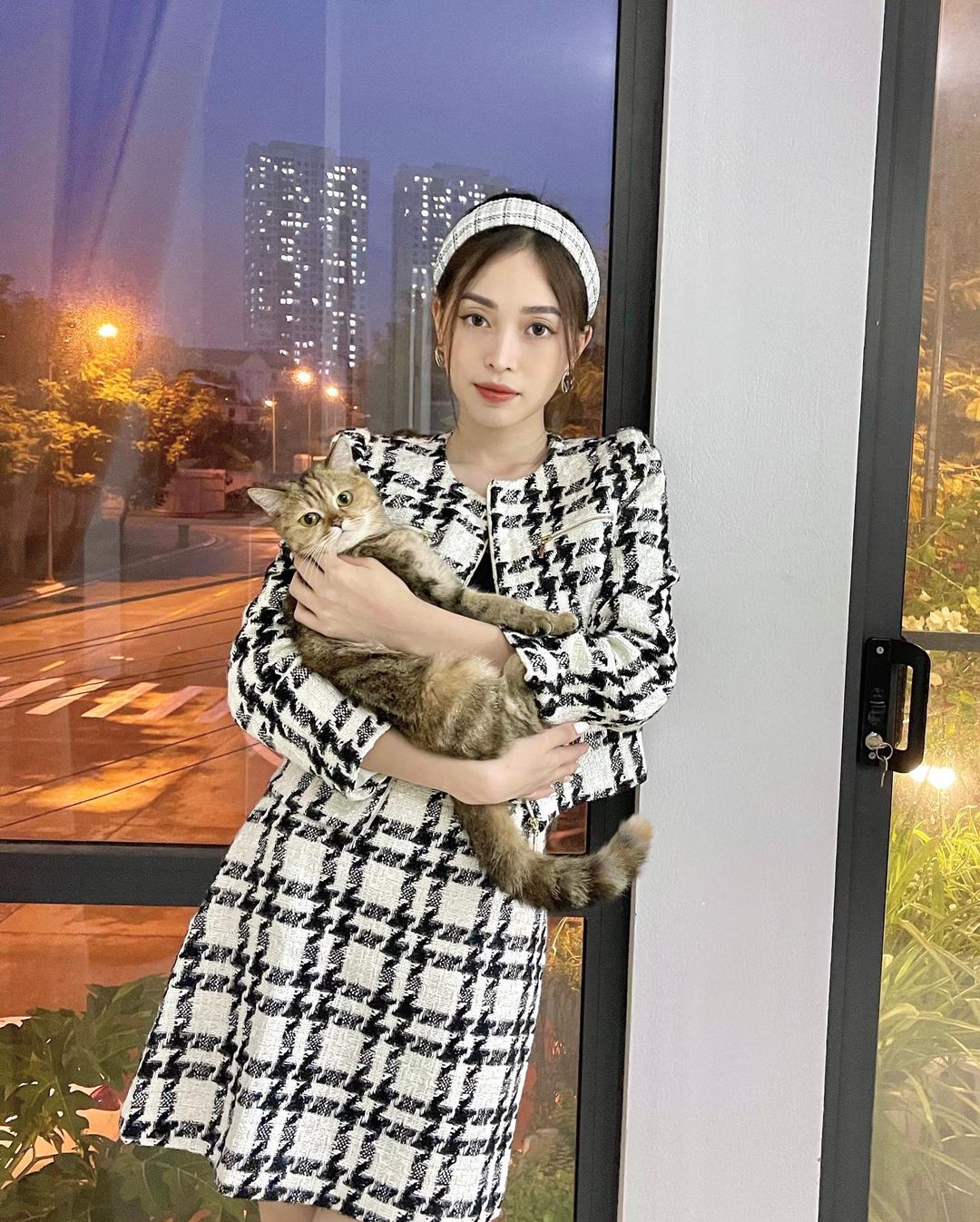 Ảnh nền của Á hậu Bùi Phương Nghị với gương mặt vô cùng xinh đẹp.