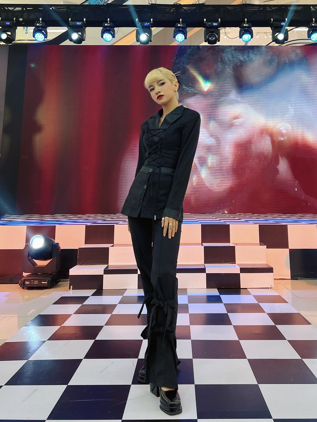 Những hình ảnh của Siin khoe thân hình <a href=