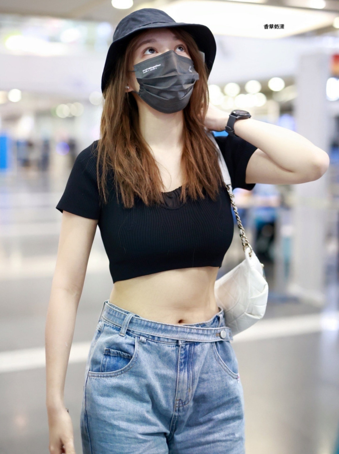 Ảnh vòng eo thon chụp trong gương, khuôn mặt khả ái, khuôn mặt xinh đẹp By <a href=