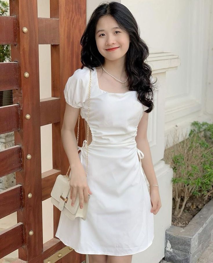 Hình ảnh cô gái mặc váy ngắn có khuôn mặt xinh đẹp By <a href=