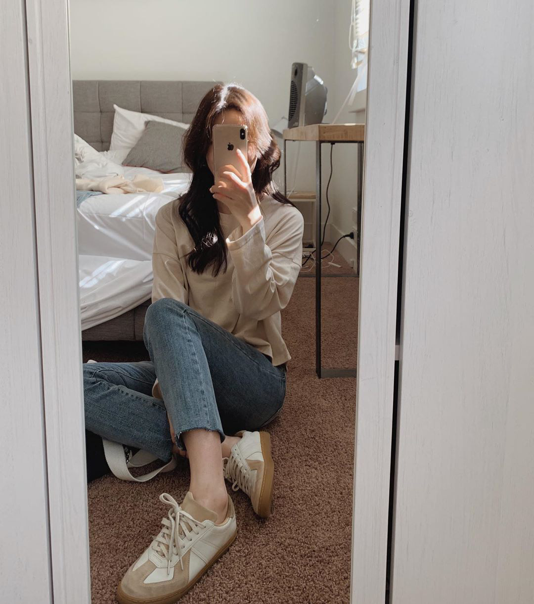 Vòng eo thon gọn và ảnh chụp trước gương phòng tắm, khuôn mặt xinh đẹp By <a href=