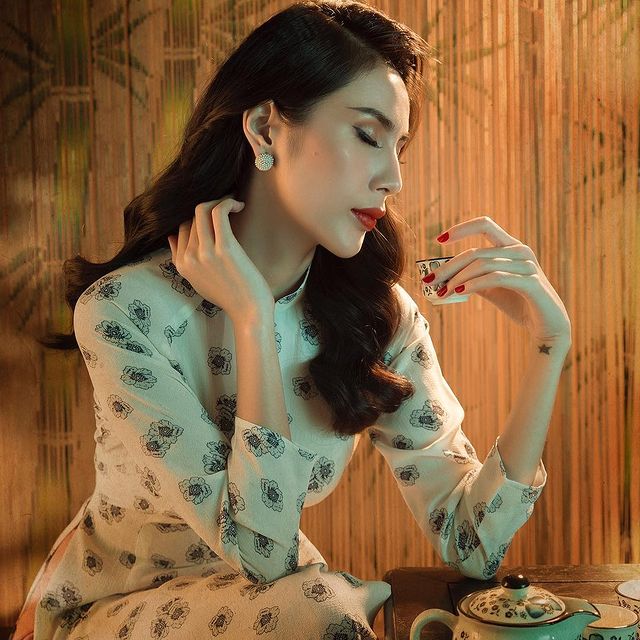 Ảnh nền Thủy Tiên khoe body.  Thật tuyệt khi nhìn anh ấy.