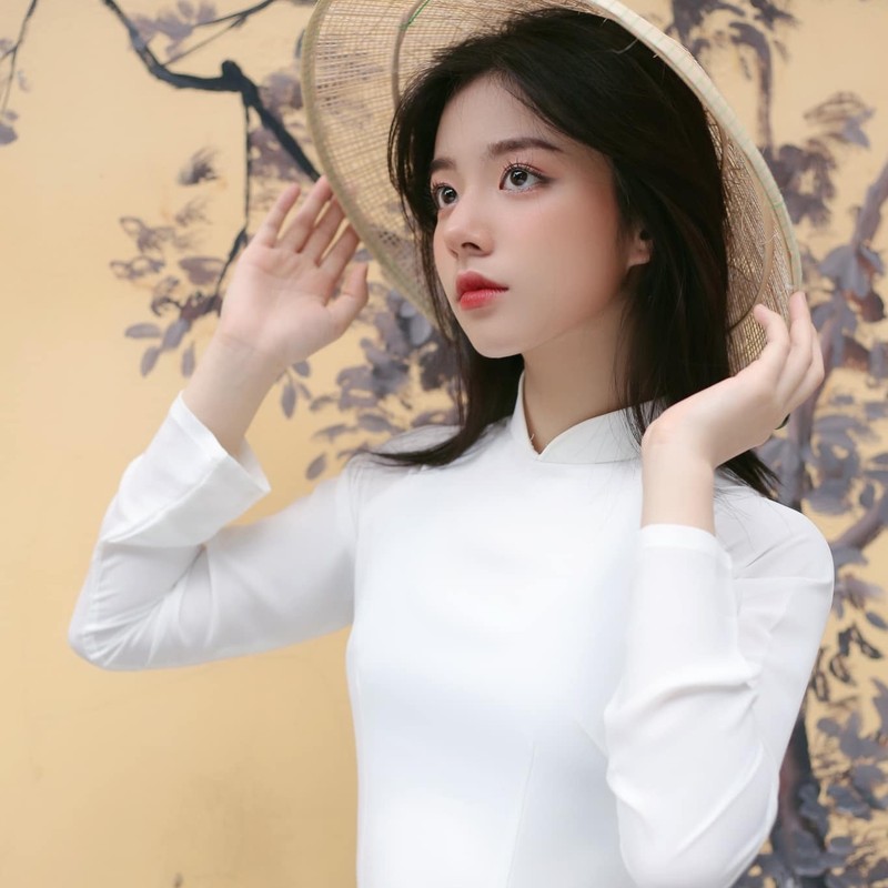 Thẻ ảnh với một cô gái xinh đẹp với khuôn mặt xinh đẹp By <a href=