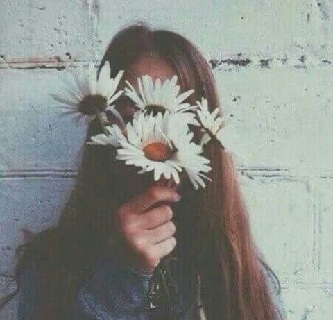 Bức ảnh cô gái cầm bông hoa che mặt nhìn rất đẹp.