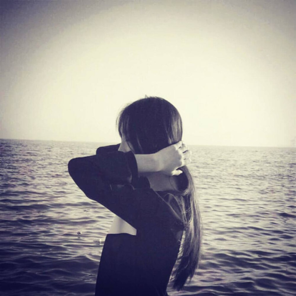 Tải ảnh cô gái buồn giấu mặt và khuôn mặt xinh đẹp By <a href=