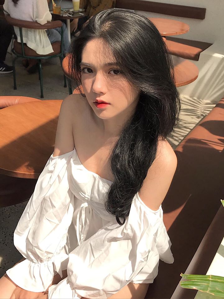 Ảnh chân dung của một cô gái xinh đẹp với khuôn mặt xinh đẹp By <a href=