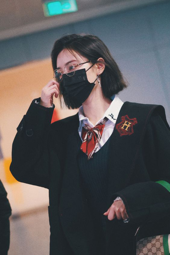 Hình ảnh gái xinh cắt tóc ngắn đeo kính sau lưng