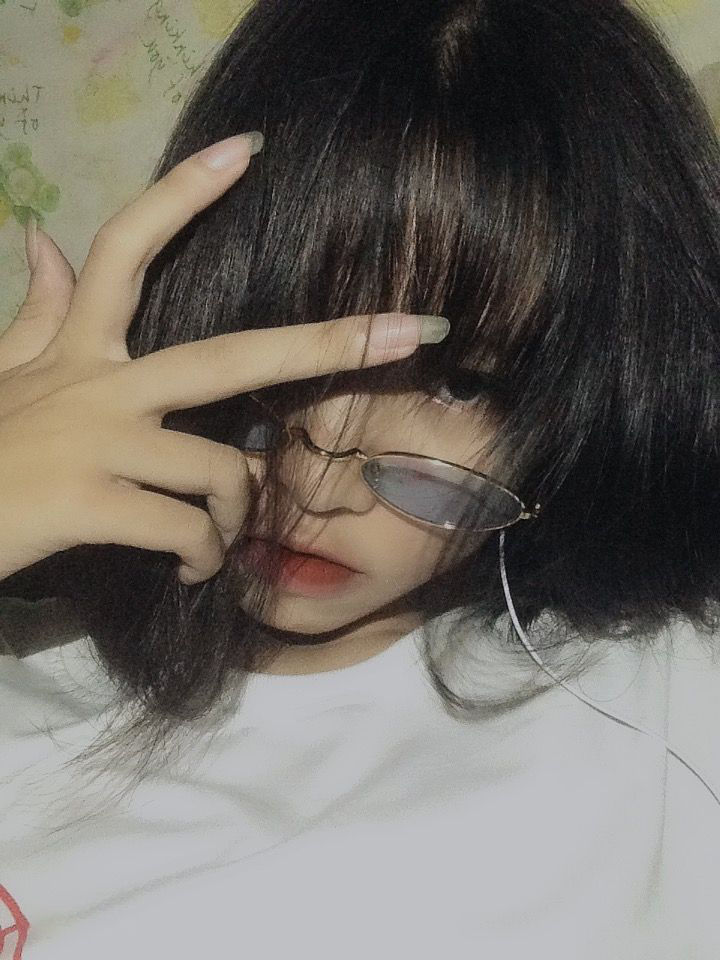 Hình ảnh cô gái xinh đẹp tóc ngắn đeo kính và khuôn mặt xinh đẹp By <a href=