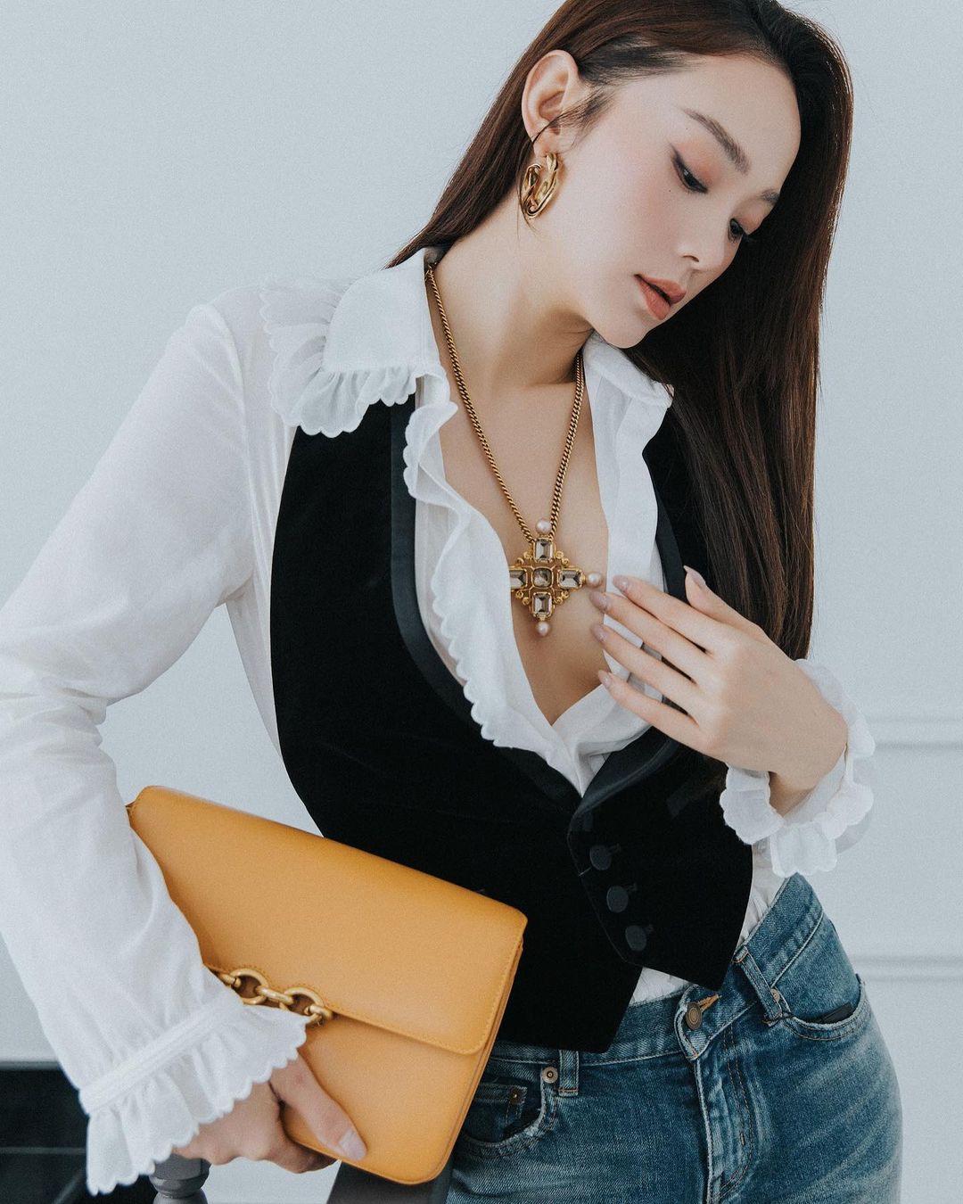 Trang phục của nữ diễn viên Min Han vô cùng <a href=