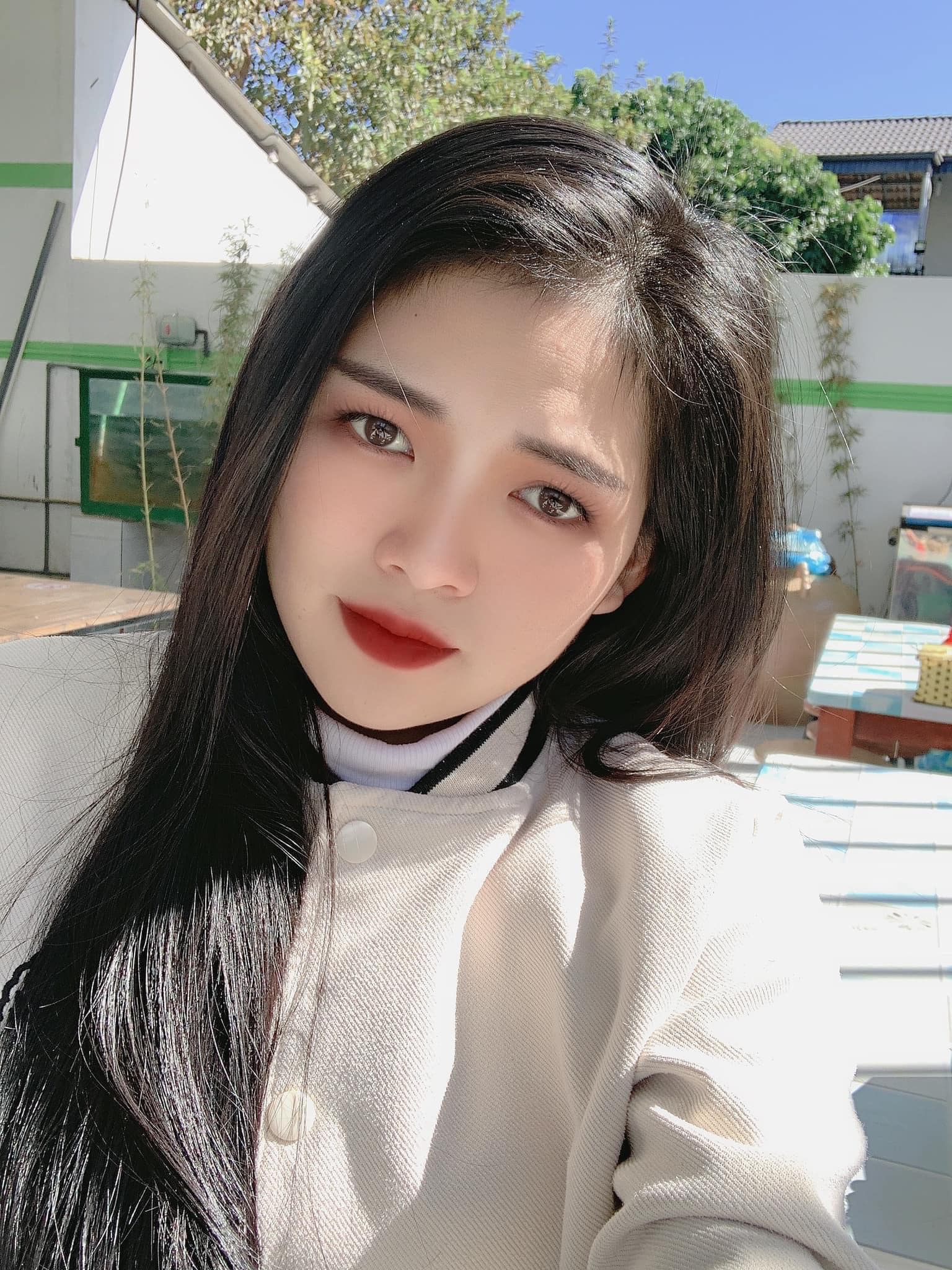 Một cô gái xinh đẹp với khuôn mặt xinh đẹp By <a href=