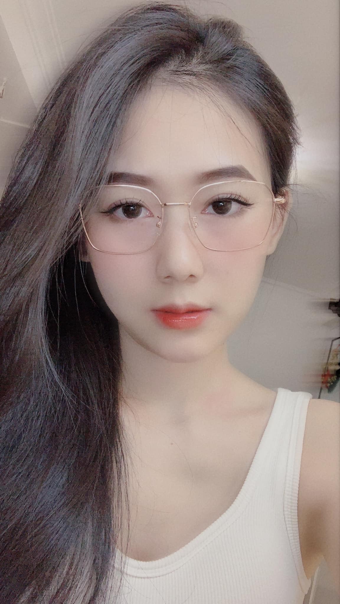 Một cô gái xinh đẹp với mái tóc dài và khuôn mặt xinh đẹp By <a href=