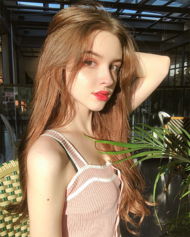 Cô gái châu Âu dễ thương với khuôn mặt xinh đẹp By <a href=