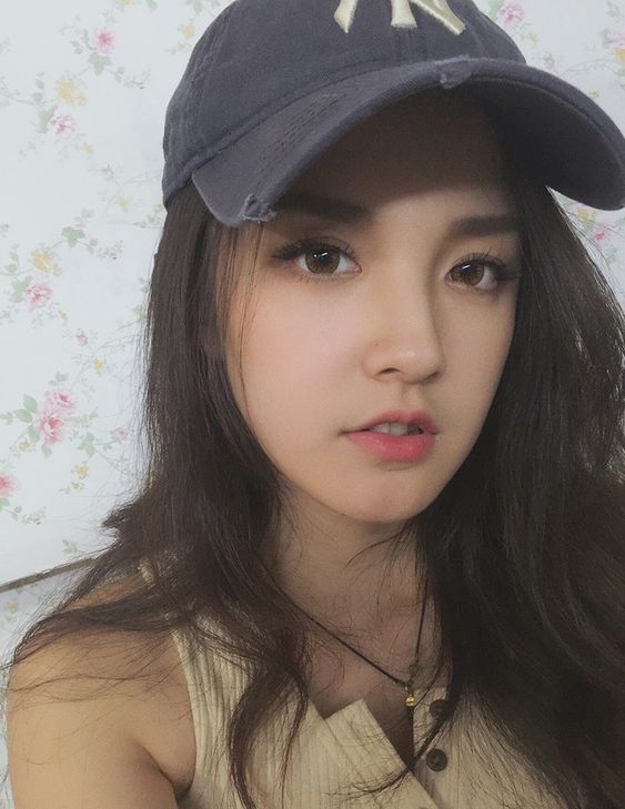 Cô gái Châu Âu xinh đẹp, ngọt ngào.