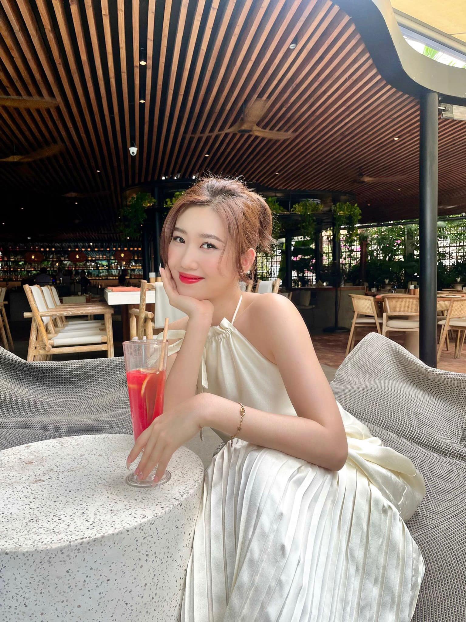 Phía sau là gương mặt xinh đẹp <a href=