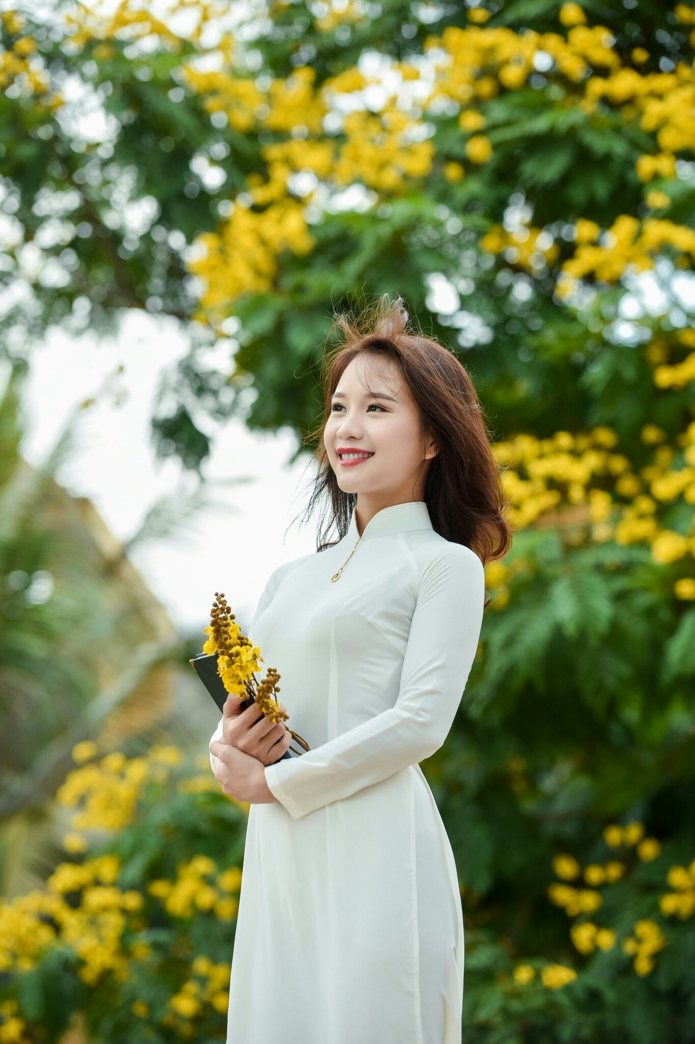 Cô gái trong tà áo dài đẹp đến ngỡ ngàng.