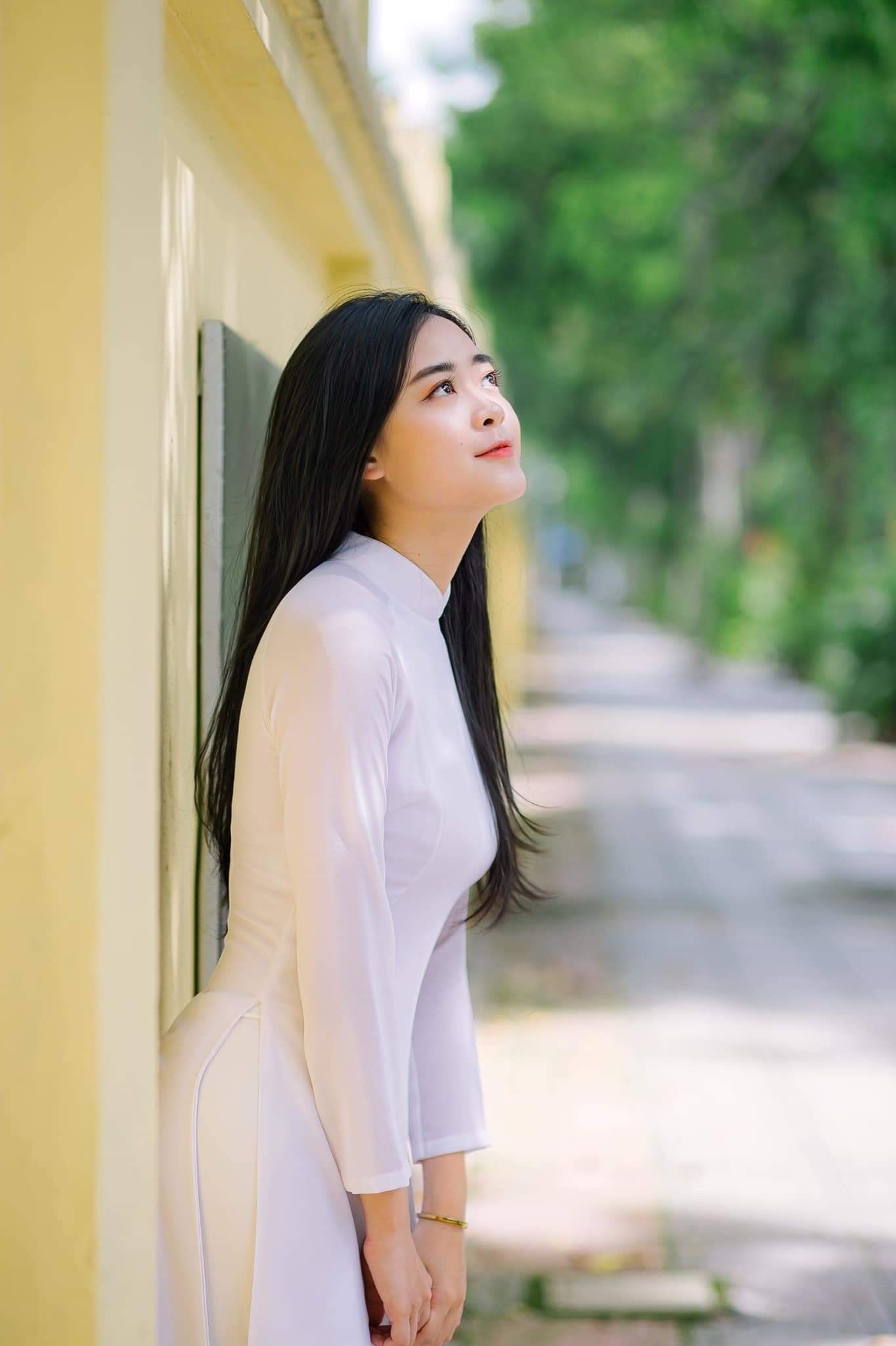 Cô gái xinh đẹp với tà áo dài và khuôn mặt xinh đẹp By <a href=