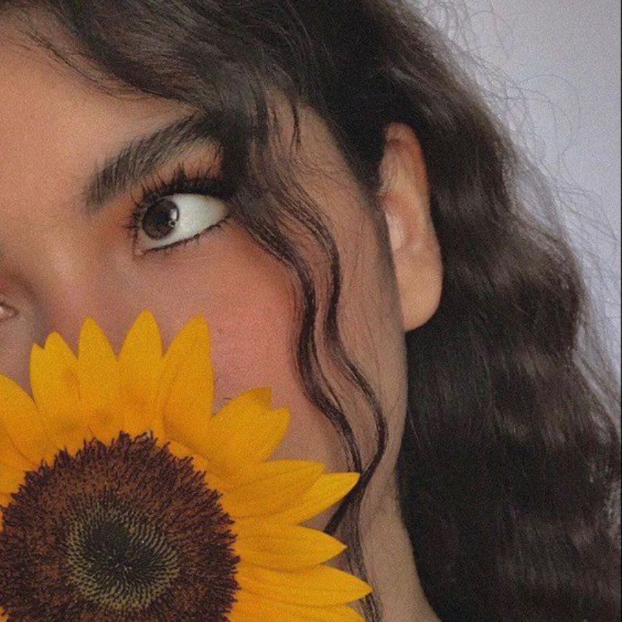 Hình ảnh một cô gái với mái tóc dài xinh đẹp che đi khuôn mặt xinh đẹp By <a href=